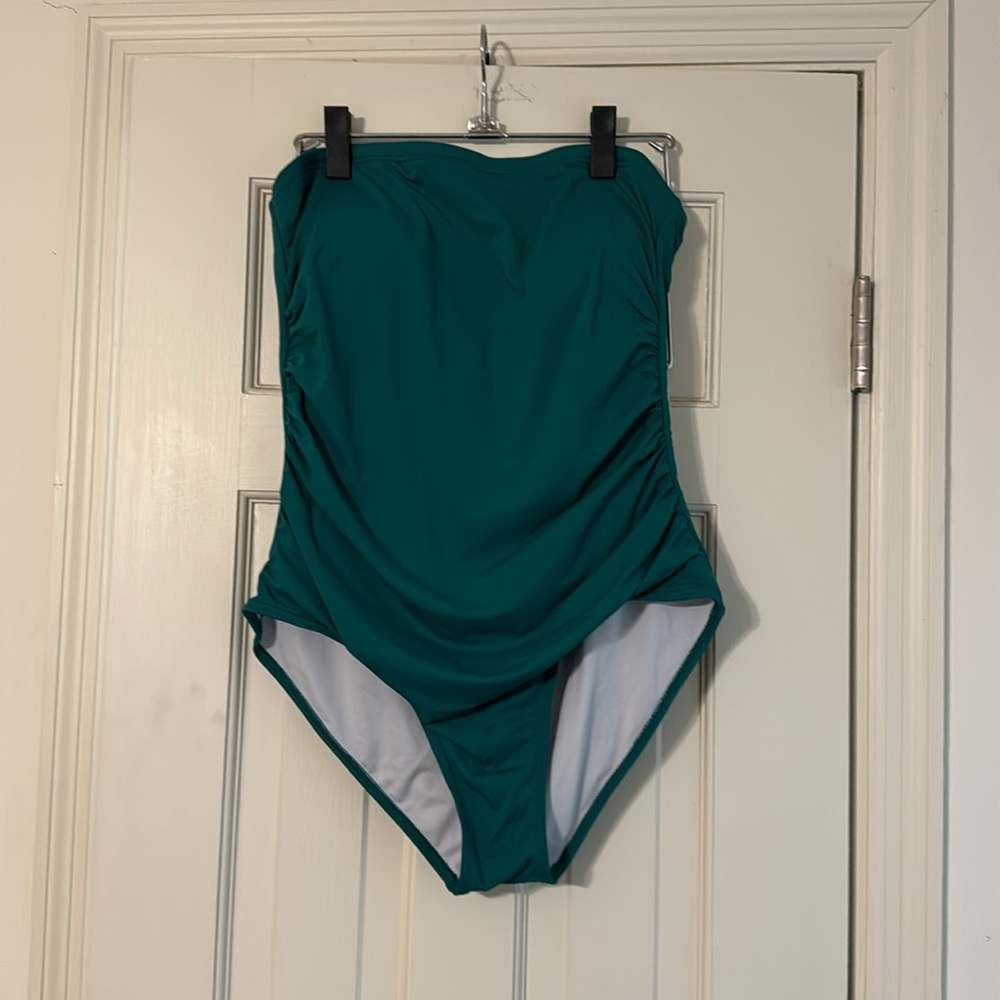 One-piece bandeau bath thing suit with strap. Size XL. Green.